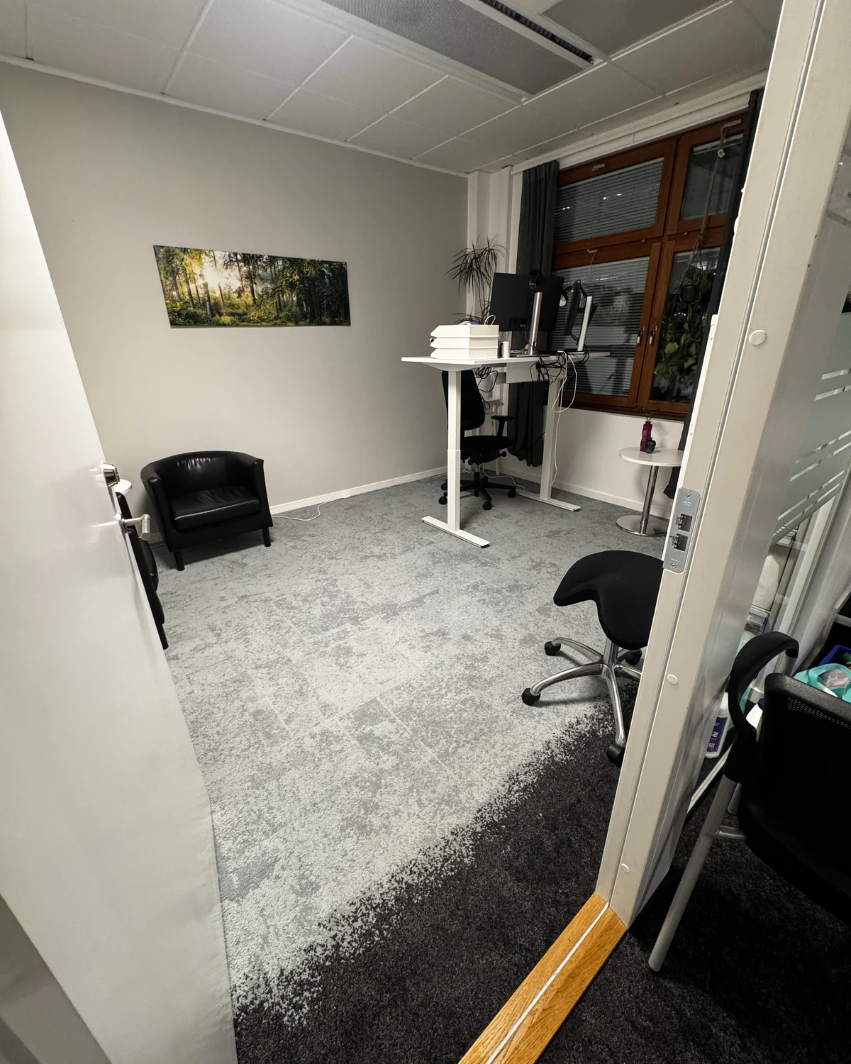 Rengjort arbetsrum i kontor efter professionell städning i Hammarby Sjöstad