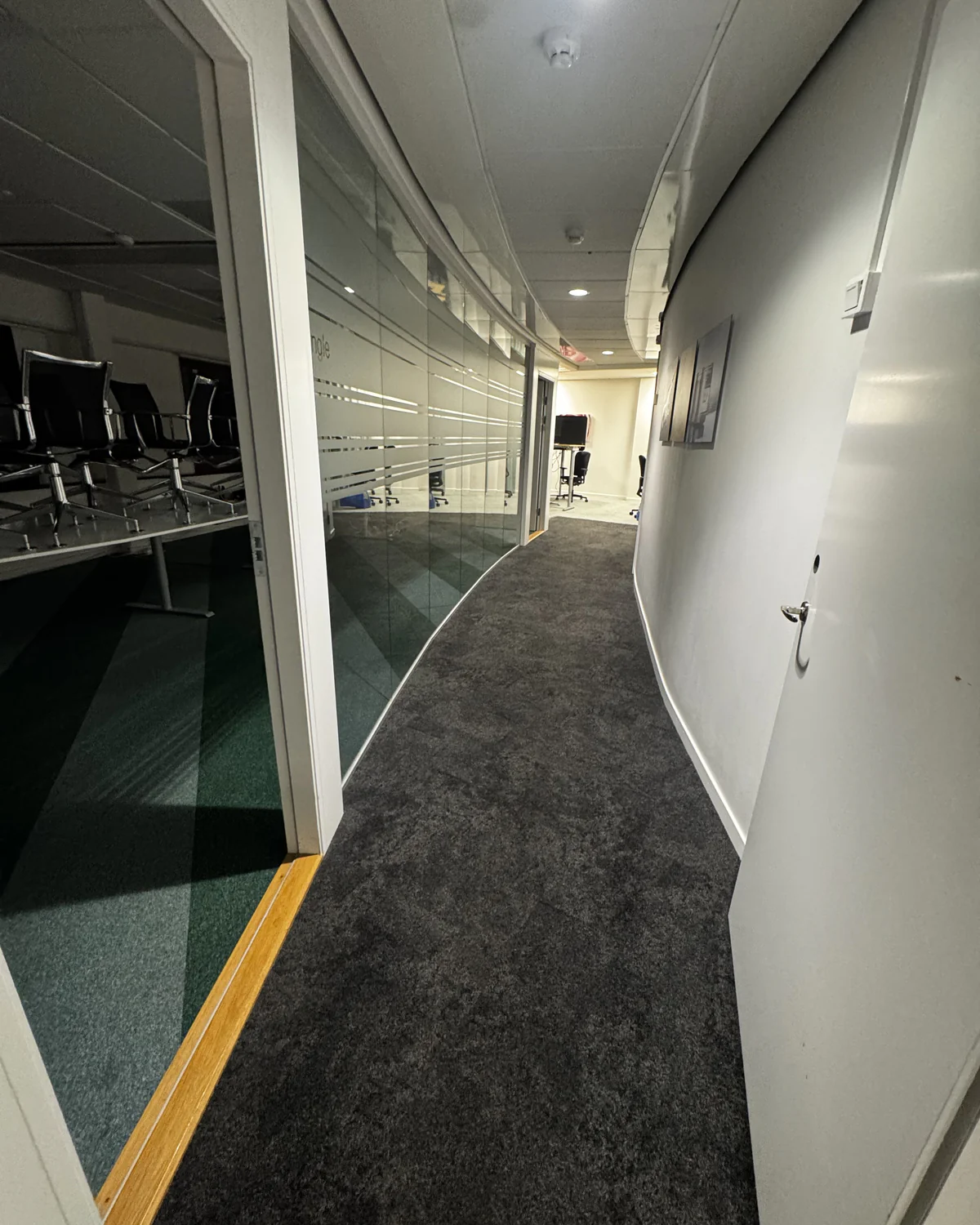 Rent kontorsutrymme med glasvägg efter kontorsstädning i Hammarby Sjöstad Stockholm